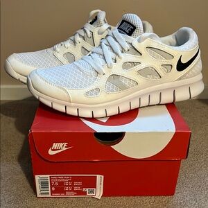 Nike Men’s 7.5 White Running Shoes- Nike Free Run 2